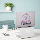 Ik geloof dat Cute Cartoon Girl Yeti Sticker (Laptop op bureau)