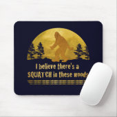 Ik geloof dat er een SQUATCH is in deze bossen Muismat (Met muis)
