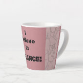 Ik geloof in balans! latte mok (Rechterhoek)