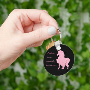 Ik geloof in de onzichtbare roze eenhoorn. sleutelhanger