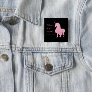 Ik geloof in de onzichtbare roze eenhoorn. vierkante button 5,1 cm