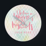IK GELOOF IN EENHOORNS EN ZEEMEERMINNEN RONDE KLOK<br><div class="desc">IK GELOOF IN UNICORNS EN MERMAÏDEN,  BEAUTIFUL HAND LETTERED RAINBOW COLORED DESIGN. EEN GROTE VERSIE VOOR DE KLEINE MEISJE,  JONGEN,  VROUW OF MAN IN JE LEVEN. MET MULTI GECOLORED MERMAID PATROON DETAIL EN RUIMTE VOOR EEN NAAM.</div>
