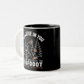 Ik geloof in jou, maar ik geloof ook in Bigfoot Tweekleurige Koffiemok (Voorkant links)