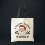 Ik geloof in Santa Paws Retro Christmas Hondenlief Tote Bag<br><div class="desc">I Believe In Santa Paws Retro Christmas Hondenliefhebber Festive Holiday Canvas tas bevat de tekst "I Believe In Santa Paws" in de moderne scripttypografie rond een vrolijke retro-kerstman op een zwart-witte dambordachtergrond geaccentueerd met pootafdrukken. Perfect voor kerstcadeaus,  kerstfeesten en vakantiefeesten,  verjaardagen en meer. Creëer door Evco Studio www.zazzle.com/store/evcostudio</div>