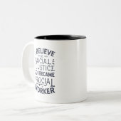 Ik geloof in sociale rechtvaardigheid tweekleurige koffiemok (Voorkant links)