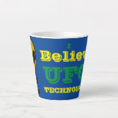 ik geloof in ufo-technologie latte mok (Voorkant)