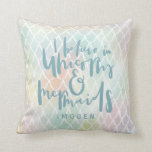 IK GELOOF IN UNICORNS EN MERMAIDS ZEE BLUE KUSSEN<br><div class="desc">IK GELOOF IN UNICORNS EN MERMAÏDEN,  BEAUTIFUL HAND LETTERED RAINBOW COLORED DESIGN. EEN GROTE VERSIE VOOR DE KLEINE MEISJE,  JONGEN,  VROUW OF MAN IN JE LEVEN. MET MULTI GECOLORED MERMAID PATROON DETAIL EN RUIMTE VOOR EEN NAAM.</div>