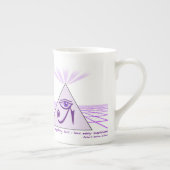 "Ik geloof niets, maar..." Bone China Mok (Rechts)