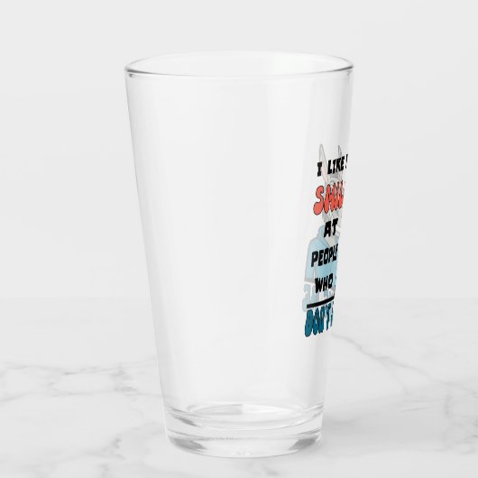 Ik glimlach graag naar mensen met een sarcastisch  glas (Rechts)