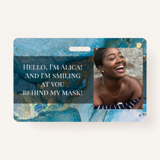 Ik glimlach naar je achter dit Masker. Aqua & Gold Badge (Voorkant)