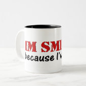 Ik glimlach omdat ik gefascineerd ben. tweekleurige koffiemok (Voorkant links)