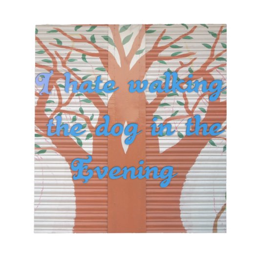 Ik haat het om de hond 's avonds te laten lopen. notitieblok (Voorkant)