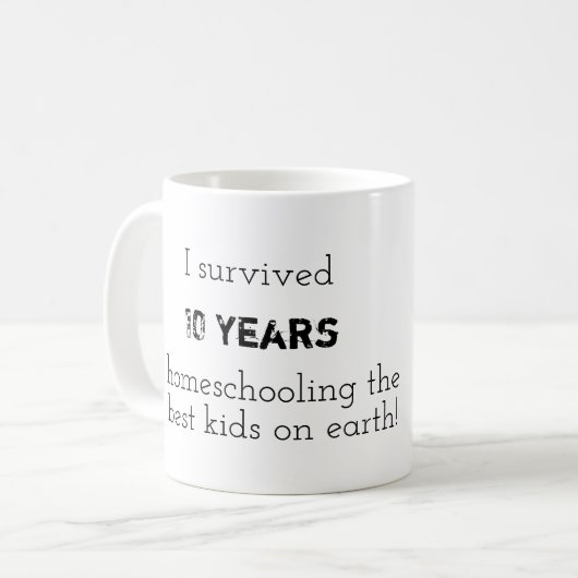 "Ik heb 10 jaar overleven" mok voor thuiskeuze (Voorkant links)