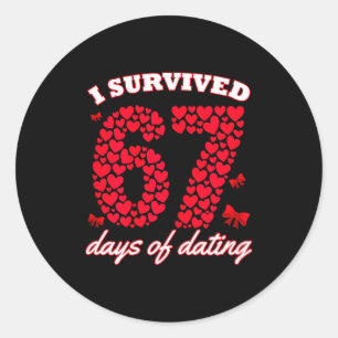 Ik heb 67 dagen dating overleefd 6 7 meme voor Val Ronde Sticker