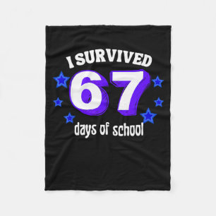 Ik heb 67 dagen school overleefd Funny 67 Meme Ret Fleece Deken