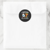 Ik heb 67 dagen school overleefd Funny Meme Six Se Ronde Sticker (Tas)