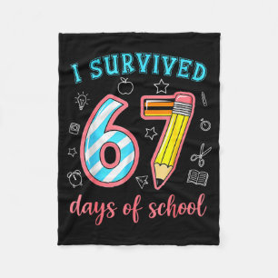 Ik heb 67 dagen school overleefd Grappig 67 Meme L Fleece Deken