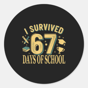 Ik heb 67 dagen school overleefd Grappige meme ler Ronde Sticker