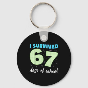 Ik heb 67 dagen school overleefd Grappige meme Stu Sleutelhanger