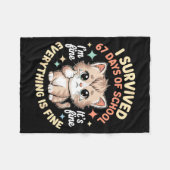 Ik heb 67 dagen school overleefd Kat Het gaat goed Fleece Deken (Voorkant (Horizontaal))