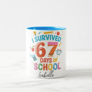 Ik heb 67 dagen school overleefd - Naam op maat pe Tweekleurige Koffiemok