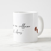 "Ik heb cafeïne en chaos." Grote Koffiekop (Voorkant rechts)