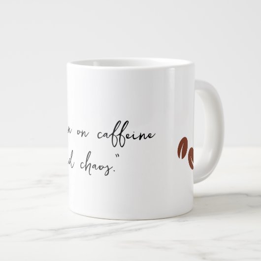 "Ik heb cafeïne en chaos." Grote Koffiekop (Voorkant rechts)
