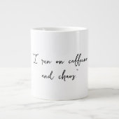 "Ik heb cafeïne en chaos." Grote Koffiekop (Voorkant)