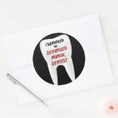 Ik heb de Deranged Maniac Dentist overleefd Ronde Sticker (Envelop)