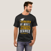 Ik heb de mastergraad van mijn vrouw overleefd t-shirt (Voorkant volledig)