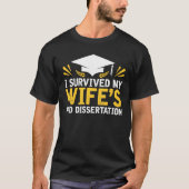 Ik heb de PhD Dissertation van mijn vrouw overleef T-shirt (Voorkant)