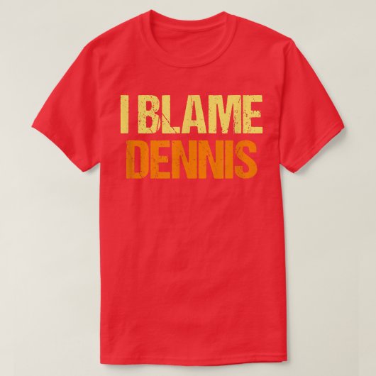 Ik heb Dennis Funny Friends Humor Buddy de schuld  T-shirt (Design voorkant)
