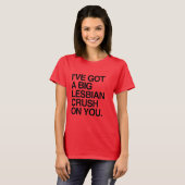 IK HEB EEN BEETJE LESBIAN CRUSH OP JE. T-SHIRT (Voorkant volledig)