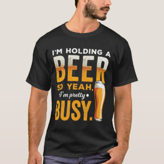 Ik heb een biertje, dus ja, ik ben  bezig t-shirt