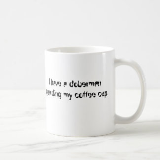 Ik heb een doberman die mijn koffiebeker bewaakt. koffiemok
