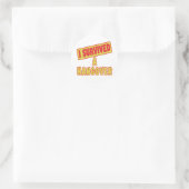 IK HEB EEN HANGOVER OVERLEVEN RONDE STICKER (Tas)