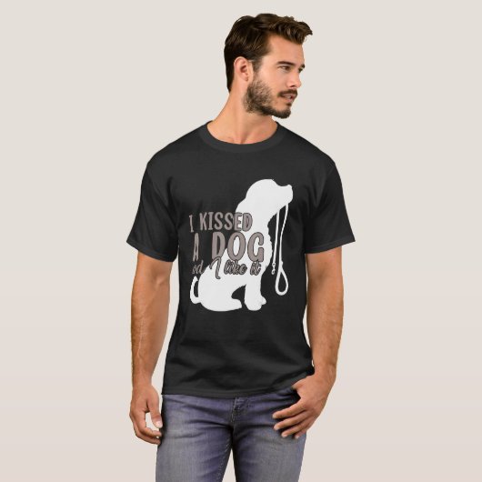 Ik heb een hond gekust en ik vond het fijn. t-shirt (Voorkant volledig)