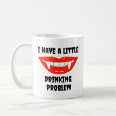 Ik heb een klein Drink probleem met vampiertanden Koffiemok (Links)