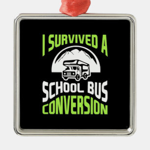 Ik heb een schoolbusconversie overleefd metalen ornament