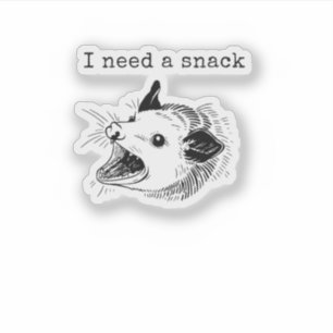 Ik heb een snack nodig – Crazy Possum Meme Design Sticker