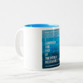 Ik heb het einde van de wereld overleefd tweekleurige koffiemok (Voorkant links)