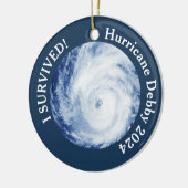 Ik heb het overleefd! Orkaan Debby 2024 Keramisch Ornament (Links)