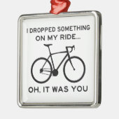 Ik heb iets op m'n ride laten vallen. metalen ornament (Links)