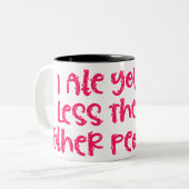 Ik heb je minder gegeten dan andere mensen tweekleurige koffiemok (Voorkant links)