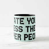 Ik heb je minder gegeten dan andere mensen tweekleurige koffiemok (Center)