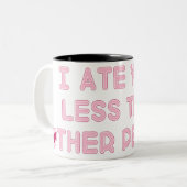 Ik heb je minder gegeten dan andere mensen tweekleurige koffiemok (Voorkant links)