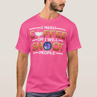 Ik heb koffie nodig of ik schiet mensen koffie t-shirt