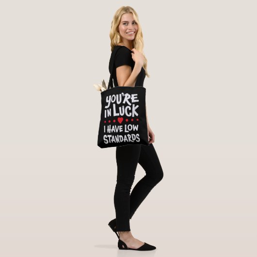 Ik heb lage standaarden. tote bag (Op model)