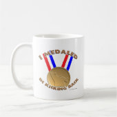 Ik heb me ingeprent in het terugschoppen koffiemok (Links)