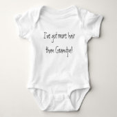 Ik heb meer haar dan opa. Funny baby Romper (Voorkant)